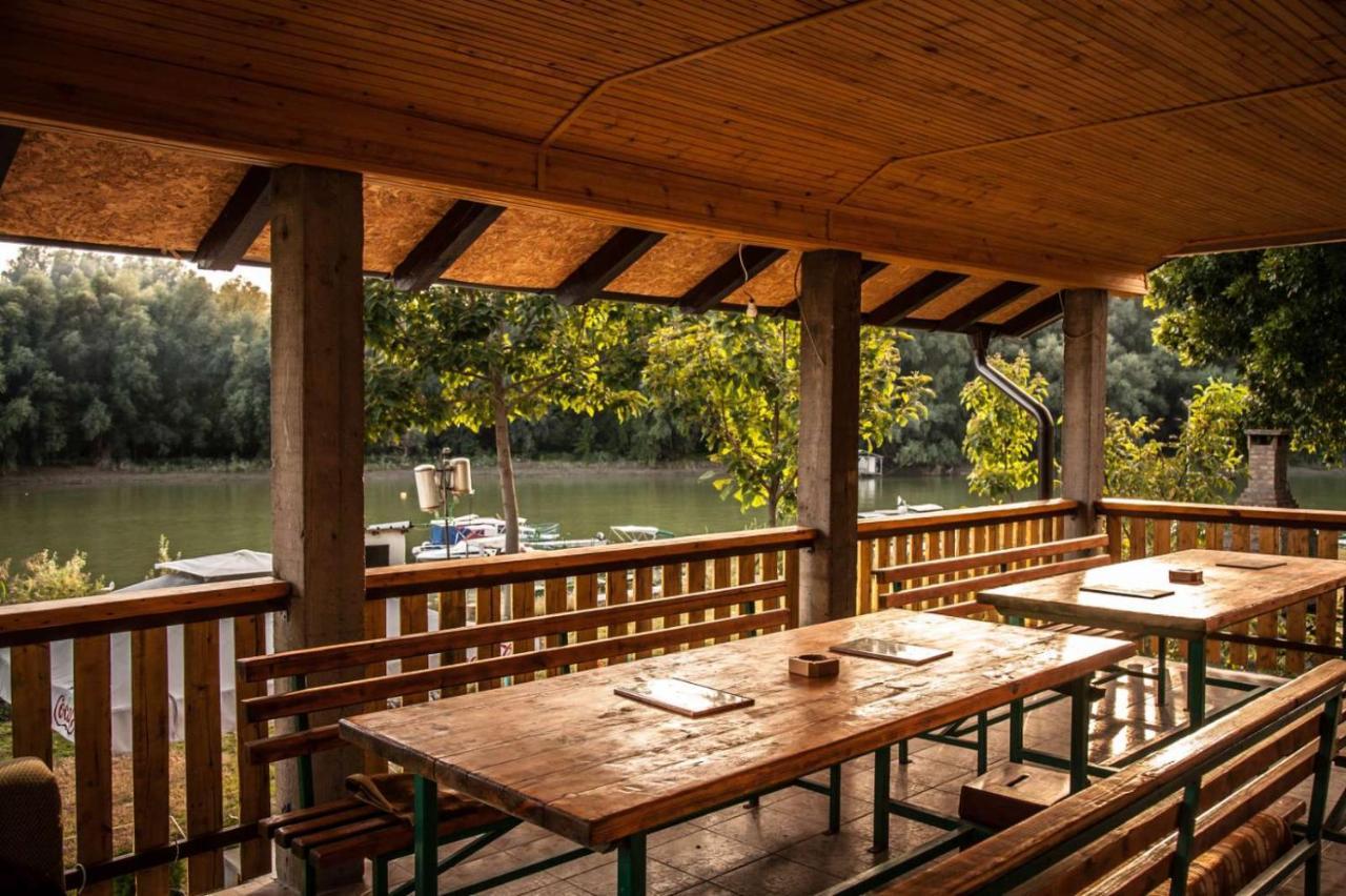 Captain'S House By The Danube River Cerevic Exterior photo
